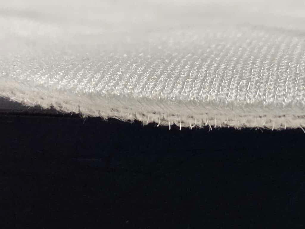 Detalhe do tecido Plant Armor, uma malha branca em três dimensões com camadas e poros