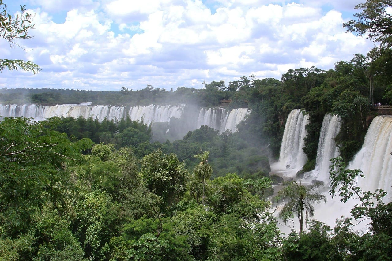 Vista panorâmica das Cataratas do Iguaçu cercadas pela floresta