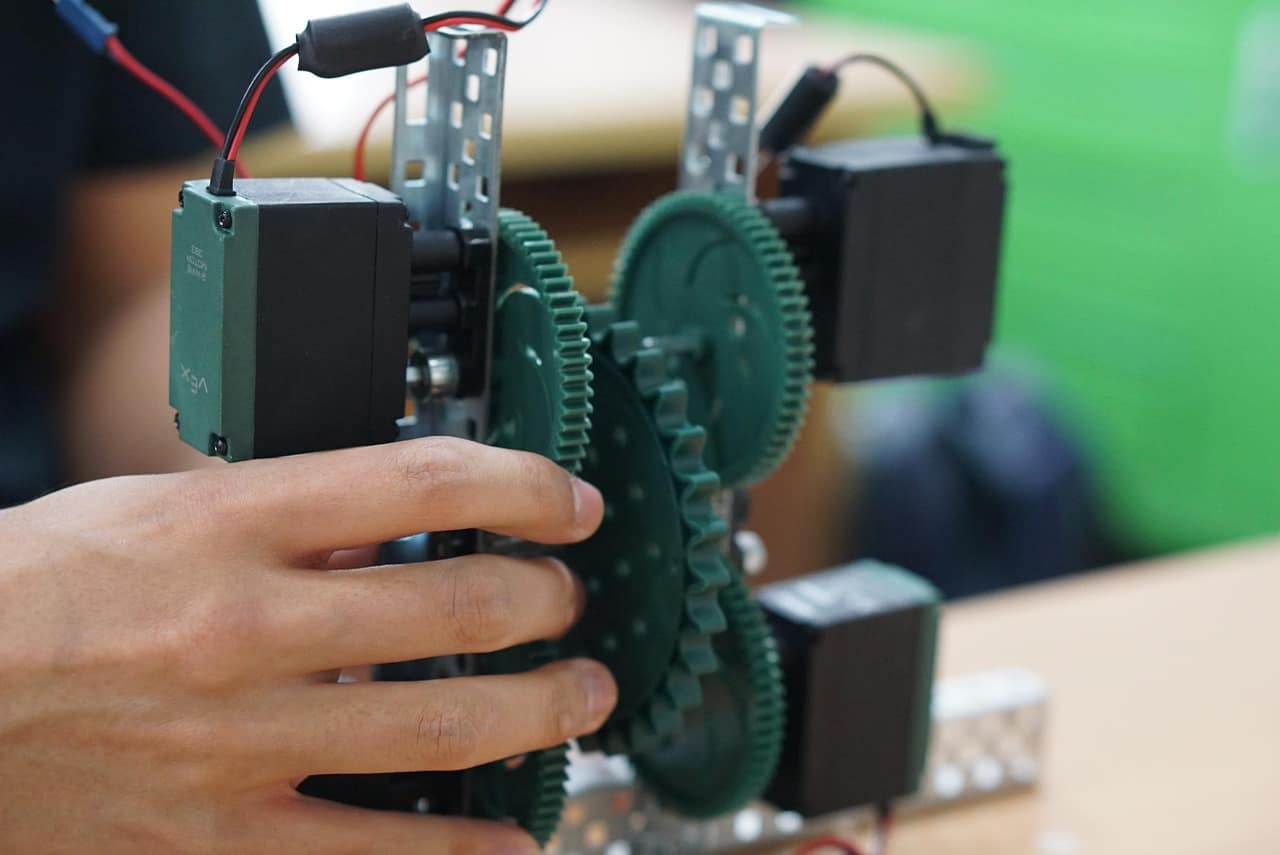 Projeto Engenhoka leva robótica e arte a escolas públicas